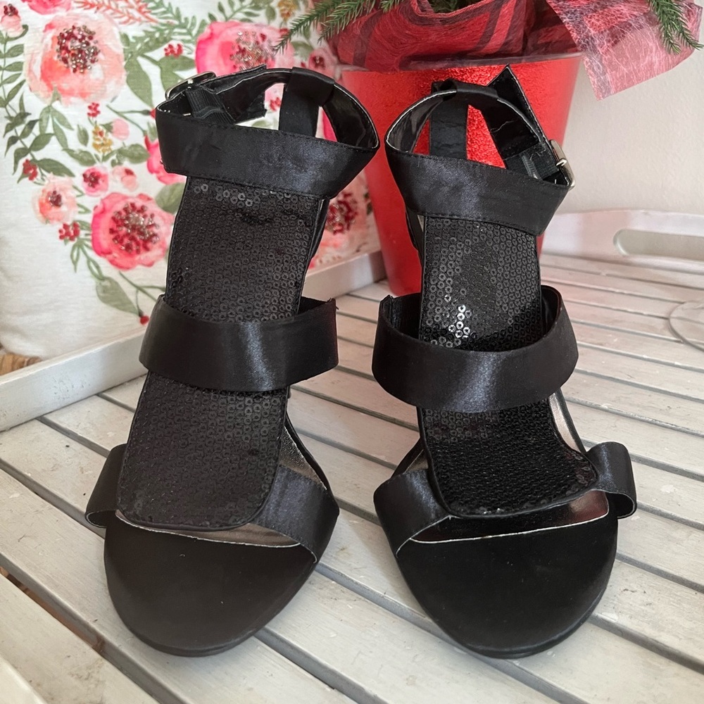 NEW SPRING HIGH HEEL BLACK SEQUIN HEEL WITH BUCKLE CLOSURE & MARY JANE STRAP 39
